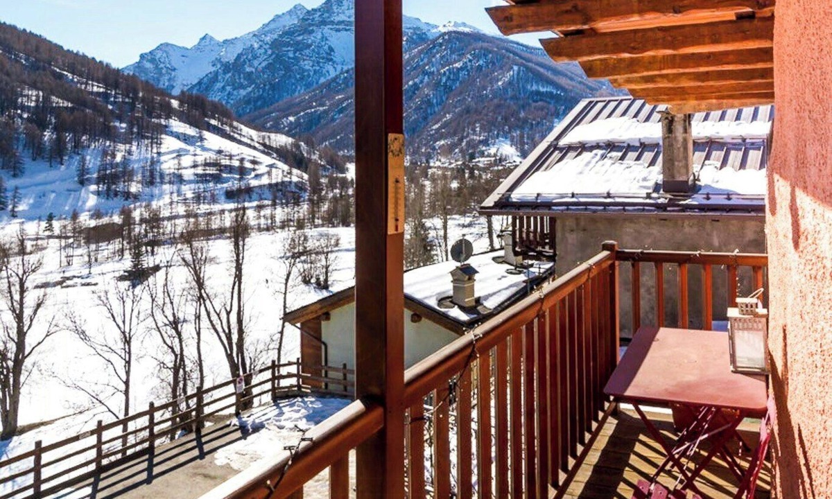 Traverses Apartment | Mountain house with Alpine views in Traverses