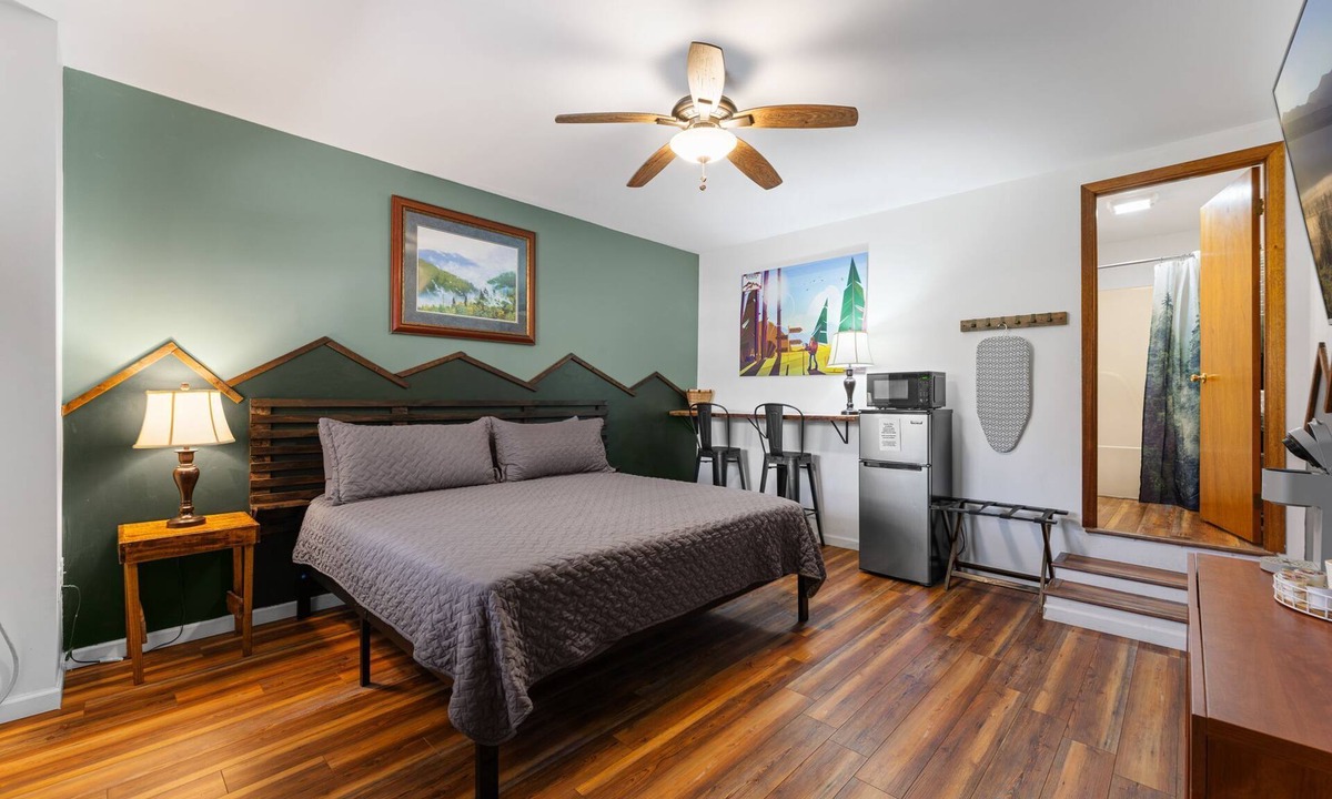 Wears Valley Apartment | Mountain Laurel | King Suite for 2 | Wears Valley
