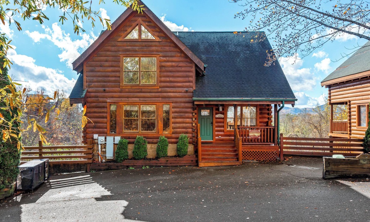 Sevierville Cabin | Mountain Paradise Awaits: A Luxurious Escape Packed with Comfort, Fun & Serenity