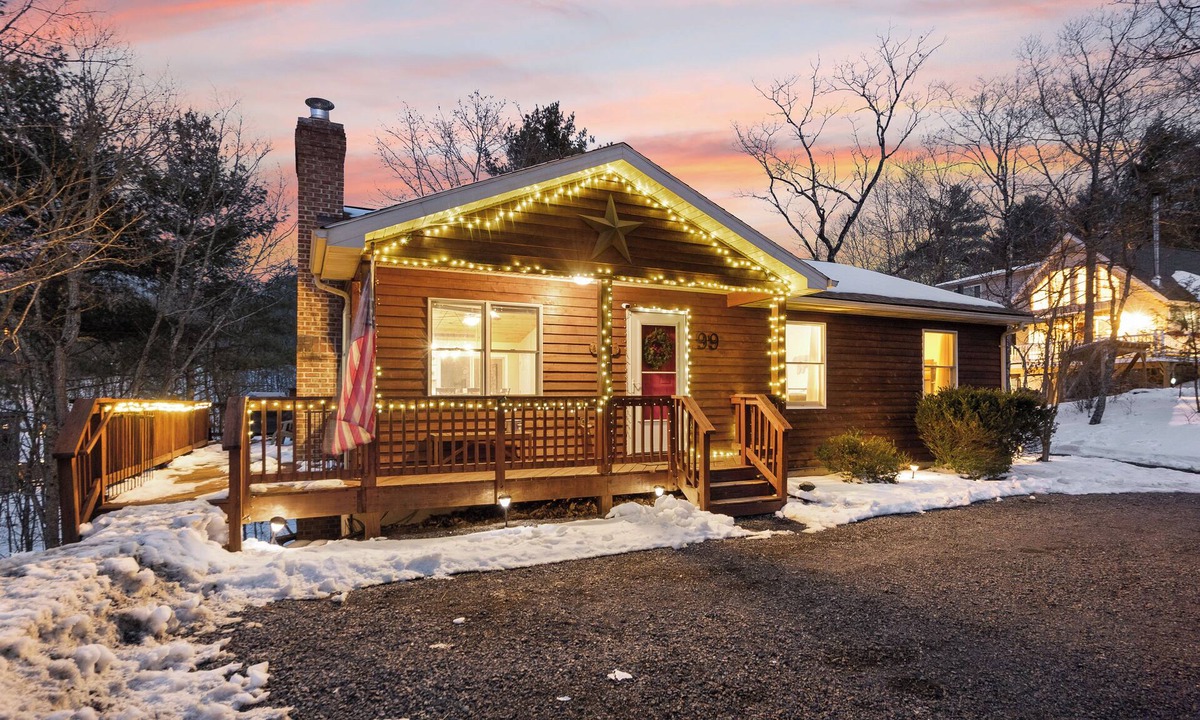 Basye Cabin | Mountain Resort Cabin with Hot Tub "Lazy Basye"