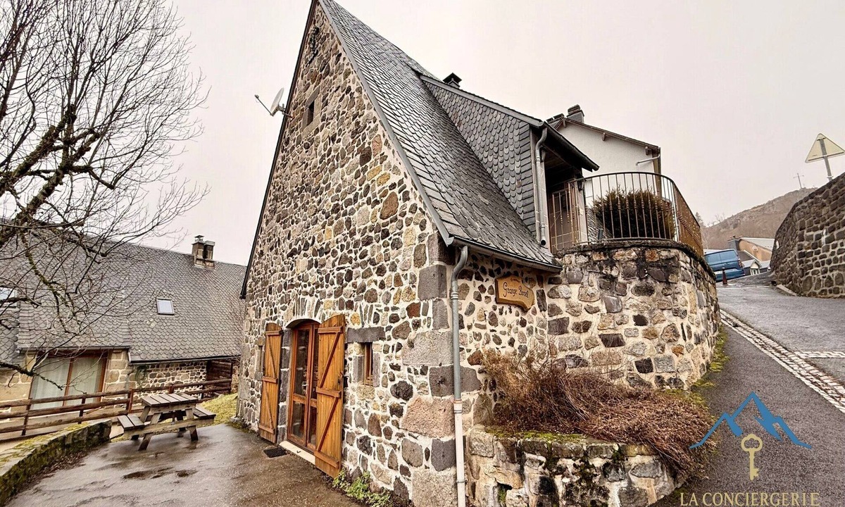Murat-le-Quaire Cottage | Mountain Retreat for 12 in Murat-le-Quaire