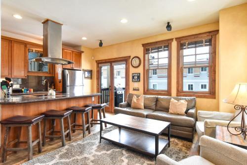 Historic District Apartment | Mountain Ridge Chalet: Downtown, Hot Tub, Views
