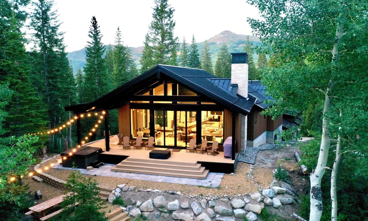 Salt Lake Mountain Resorts Cabin | Mountain sanctuary with spa and sauna. Walk to the lifts and trails.