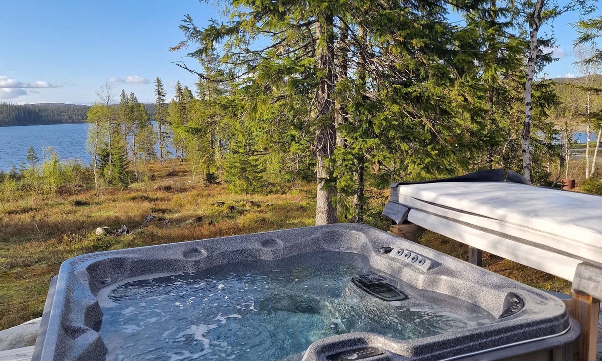Verdal Cabin | Mountain tranquility with jacuzzi, fire pit & winter magic – Northern Lights