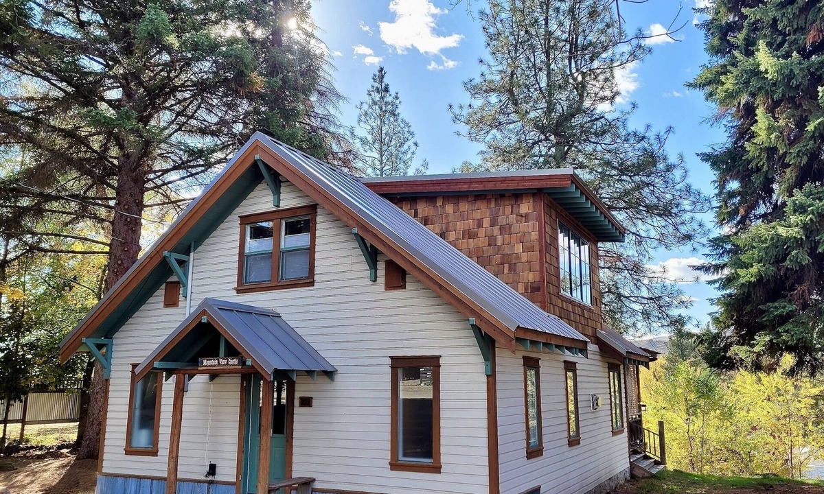 Winthrop House | Mountain View Castle-Located a Block Above Winthrop!