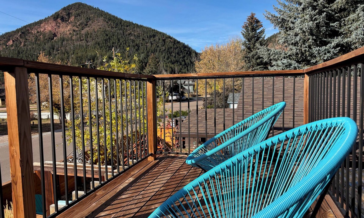 Palmer Lake Cottage | Mountain View Cottage in Historic Palmer Lake