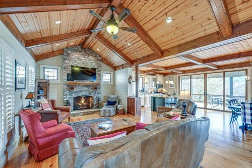 Dillard House | Mountain-View Georgia Cabin w/2 Decks