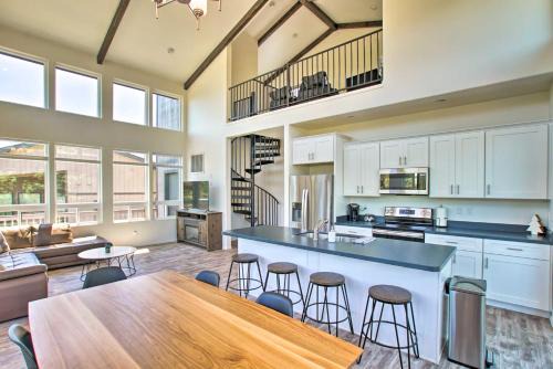 Pine House | Mountain View Modern Cabin: Luxury Pine Home!