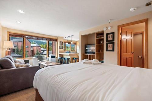 Peak 9 Apartment | Mountain View Studio with AC and Dedicated Parking