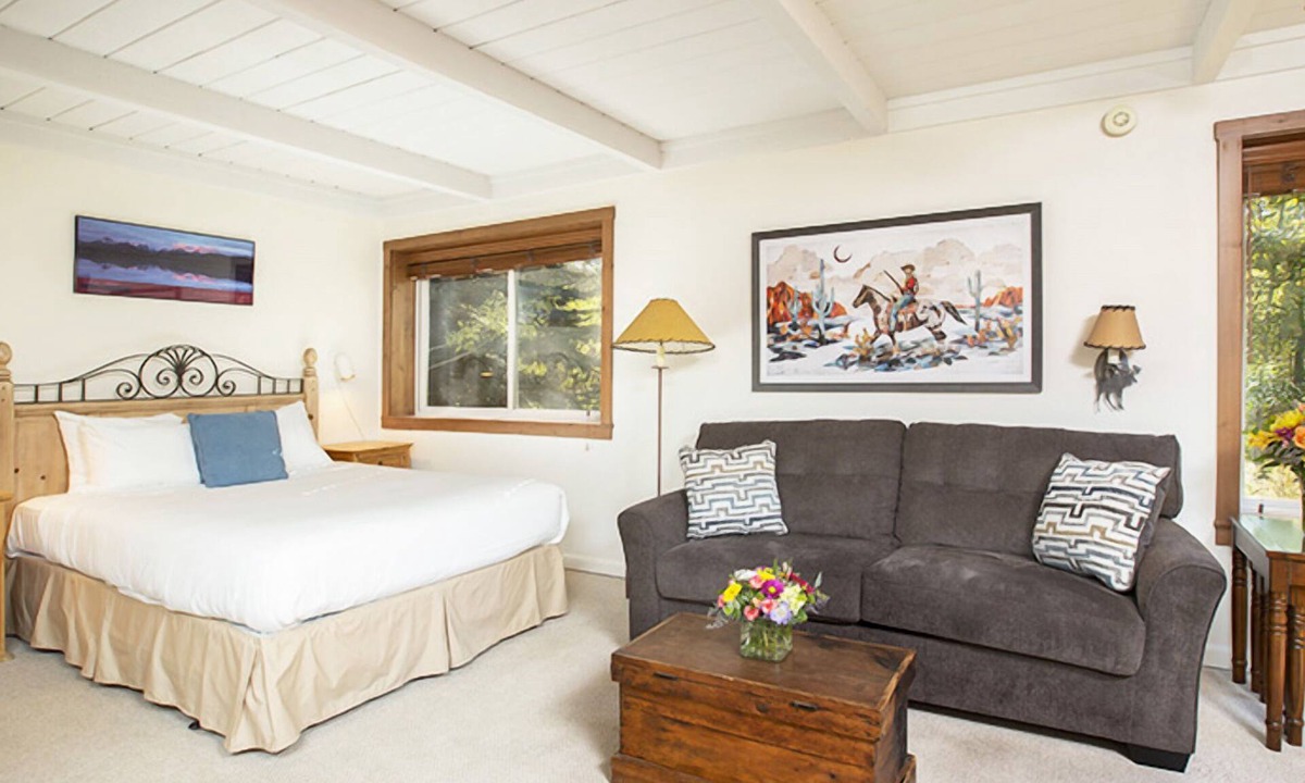 Elkhorn Hotel | Mountain-View Studio Queen Condo with Kitchenette