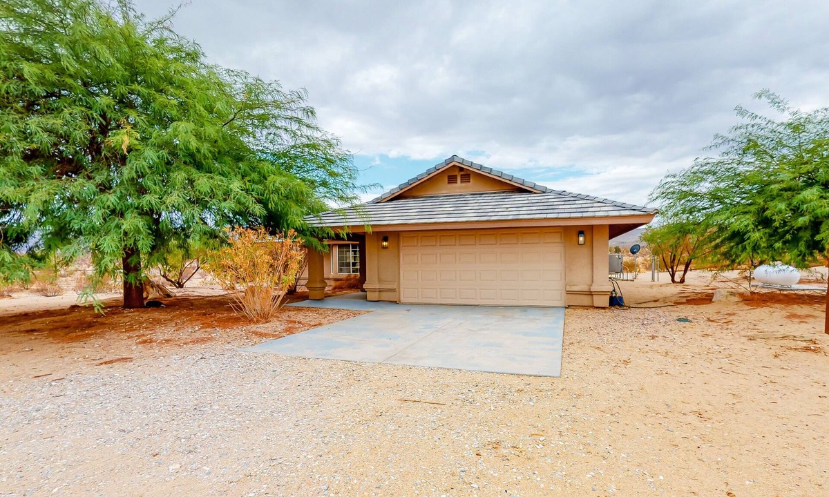 Indian Cove House | Mountain-view desert retreat with central AC, lanai, & washer/dryer