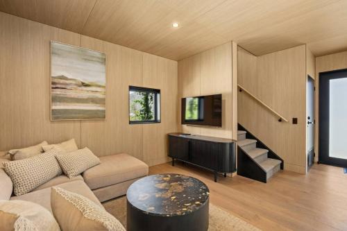 Frankton House | Mountain View Villa - Central, Parking & Views!