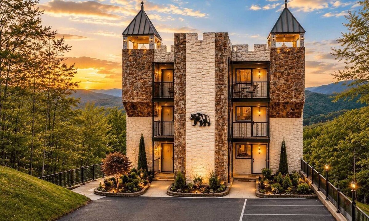 Caton Apartment | Mountain Views at Dolly's Castle 2