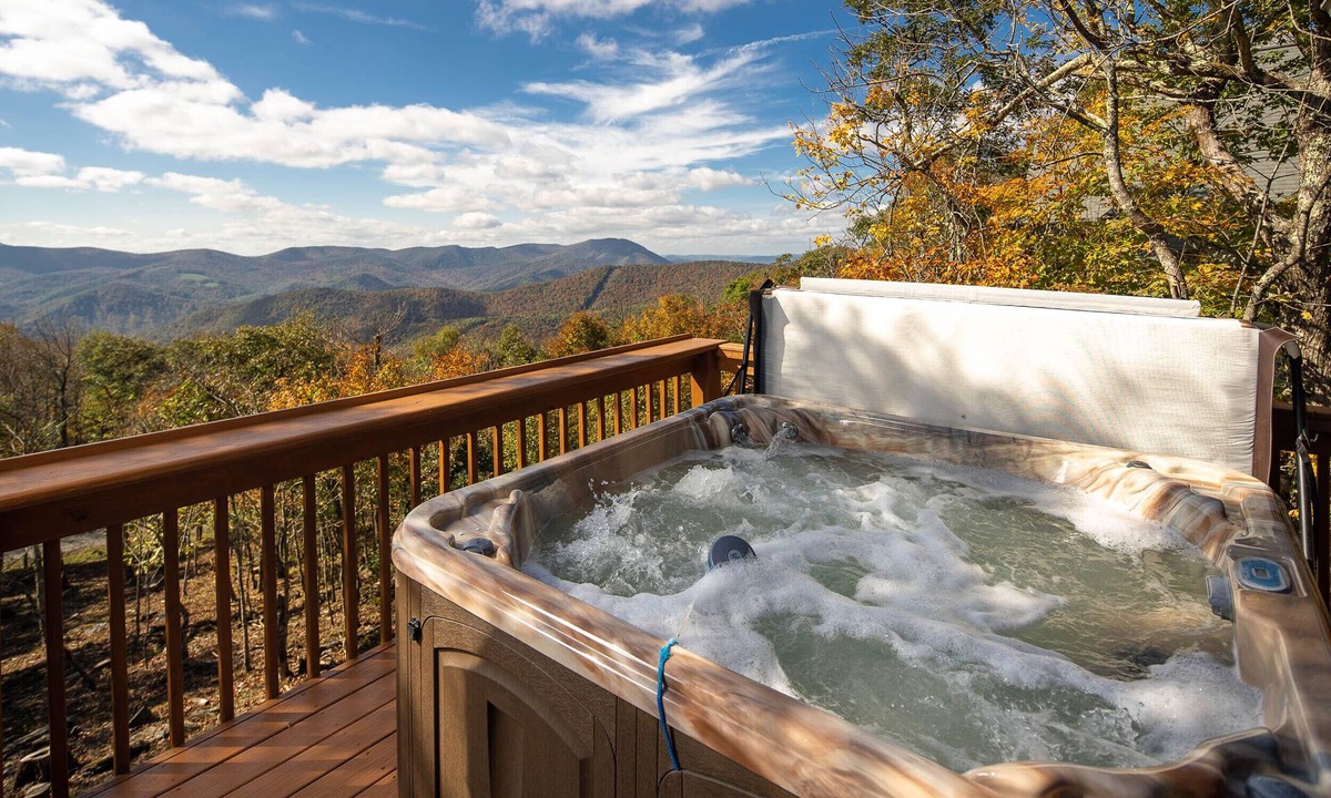 West Jefferson Cabin | Mountain Views & Cooler Days - 3BR/2BA Long Range Mtn Views w/Hot Tub & WiFi