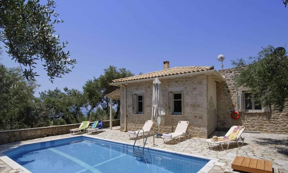 Riglia Villa | Mountain views, short drive to beach/harbour
