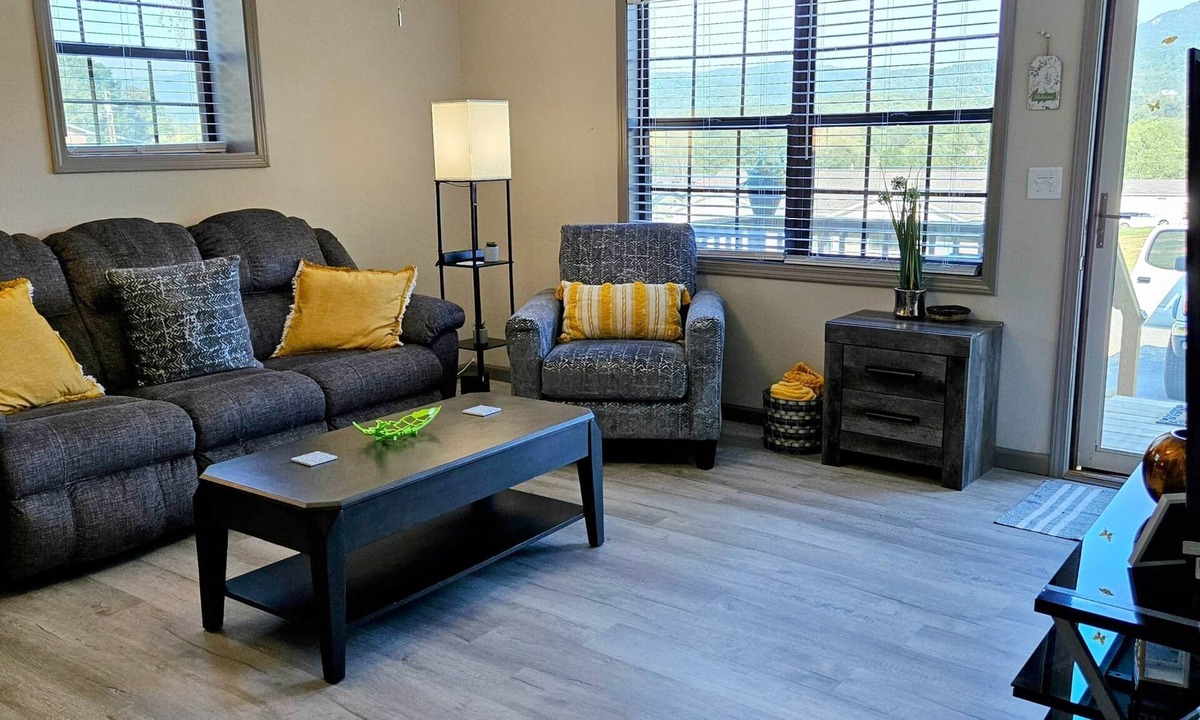 Arthur Apartment | Mountain Views - LMU 1 1/2