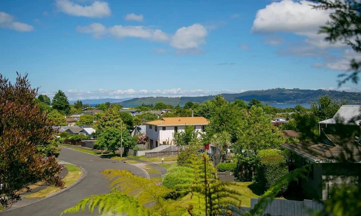 Richmond Heights House | Mountain Views