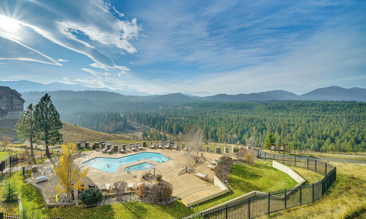 Cle Elum Condo | Mountain Views & Pool Access: Cle Elum Condo!