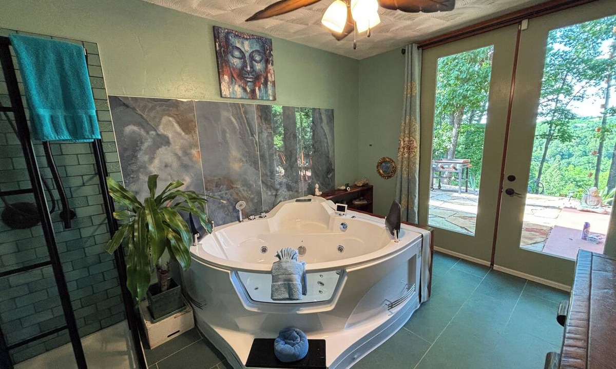 Eureka Springs Cabin | Mountain Views ,Sunsets, Jacuzzi spa , Kayak to waterfalls,5 mins to Beaver lake