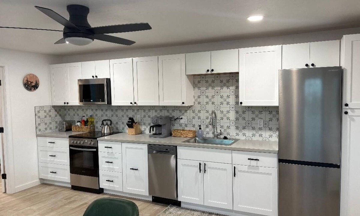 Three Rivers Apartment | Mountain Views + Walkable + Laundry + King Bed+ 6 miles From Sequoia