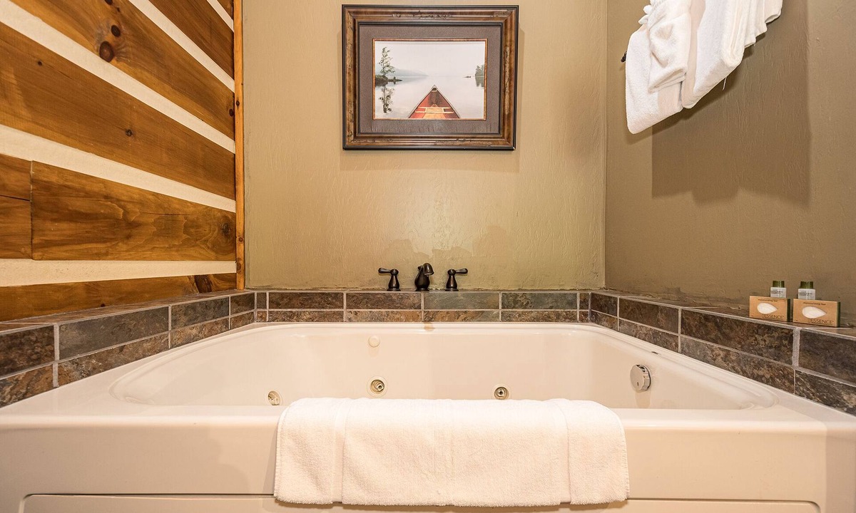 McHenry Cabin | Mountainside Cabin 52R-Dog Friendly, Indoor Jetted Bathtub