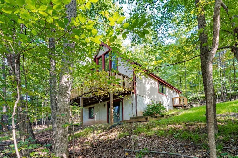 Ridgeway Cabin | Mountainside Chalet-Cabin with Hot Tub, Large Deck, Fire Pit and Grill - Everything You Need for Your Gerrardstown, WV Getaway