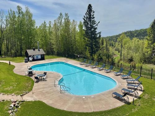 Lutsen House | Mountainside Ski-In/Ski-Out | Pool & Hot Tub