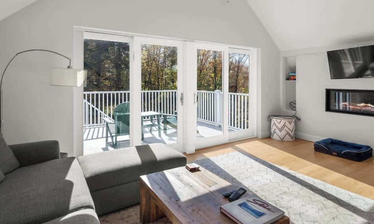 Morrisville Cottage | Mountaintop Loft: Private Guest House w/Fireplace