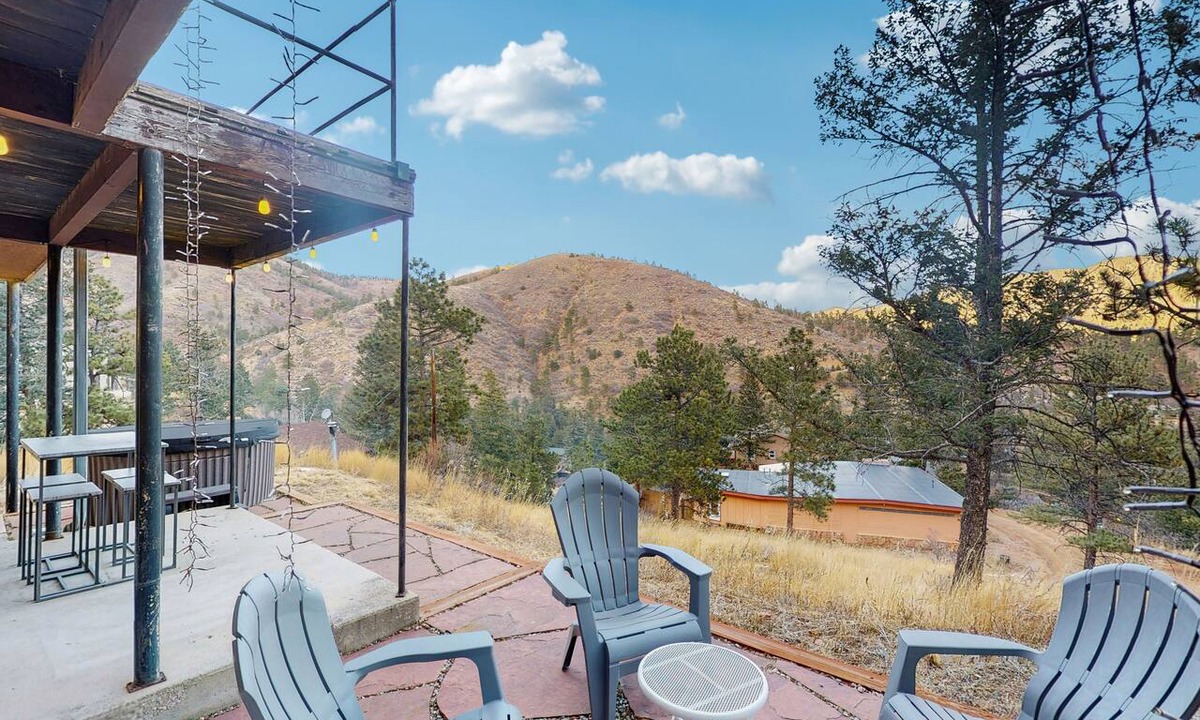Green Mountain Falls Apartment | Mountainview apartment with private hot tub and dog-friendly perks