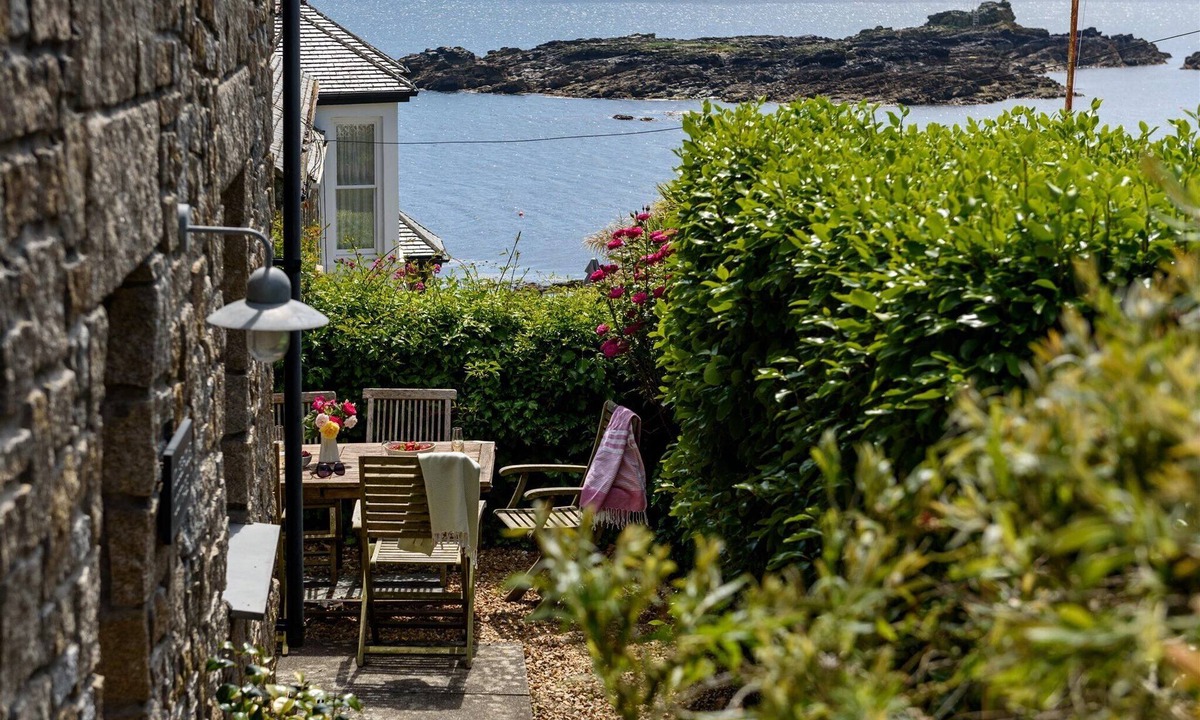Mousehole Cottage | Mousehole Cottage: sea views, parking & close to village centre, dog friendly.