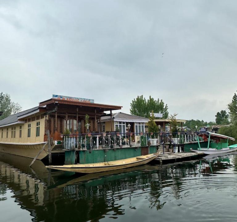 Dal Lake Hotel | Movie land group of house boats