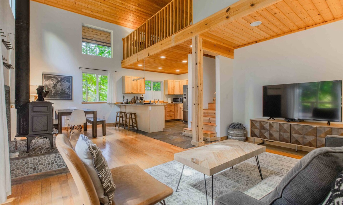 Warnick Cabin | Mt Baker Cabin w/Private Hot Tub & Deck