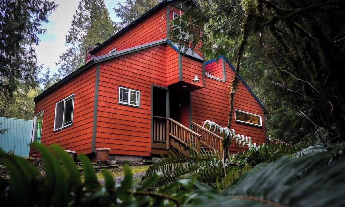 Glacier Cabin | Mt Baker Haven Getaway-2BR Cabin with Fireplace