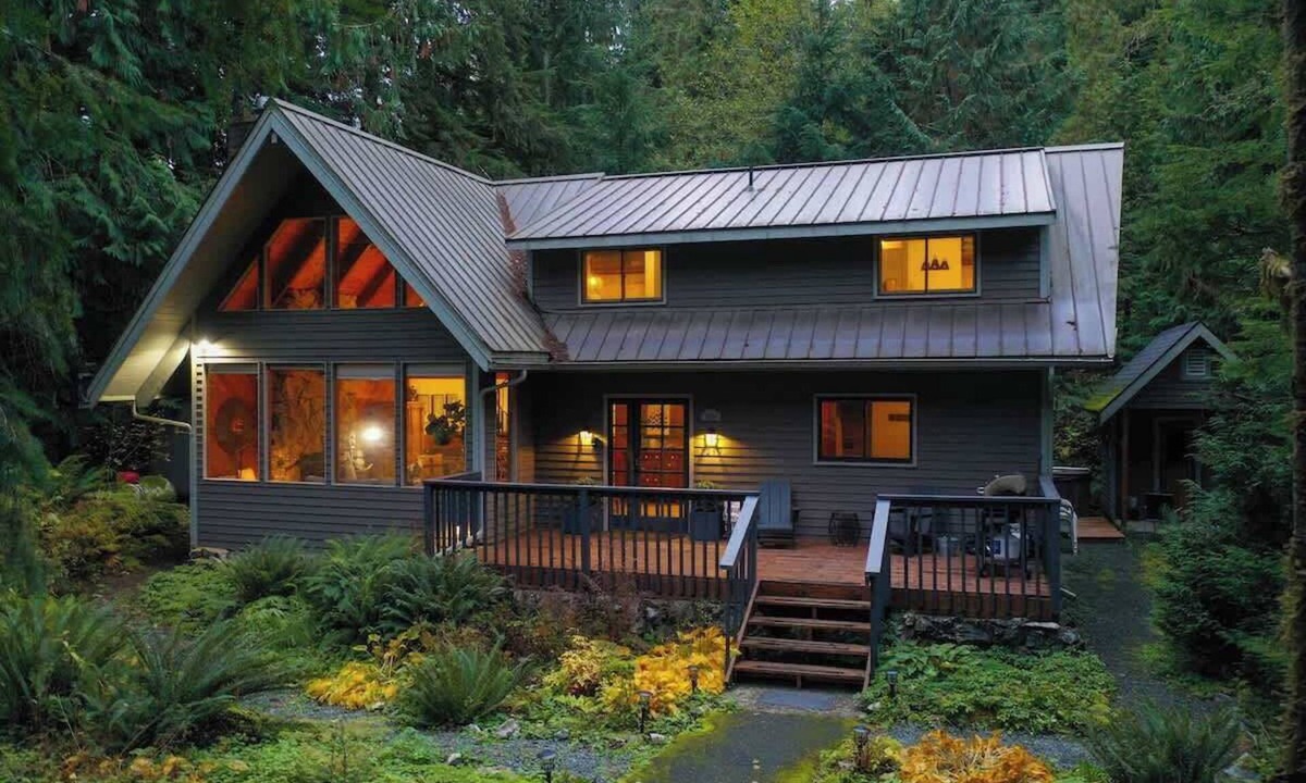 Glacier House | Mt Baker Rustic Luxe Lodge -Sauna House & Hot Tub