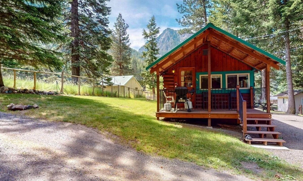 Joseph House | Mt Bonneville Cabin Near Wallowa Lake + pets okay