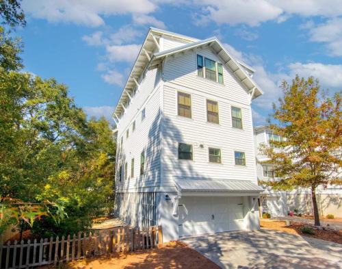 Old Village House | Mt Pleasant Beach Retreat- Mins to Beach-Hot Tub