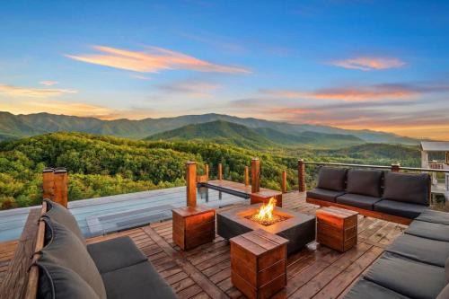 Cosby House | Mt Sunshine - Infinity Pool Sleeps 22 12 Beds