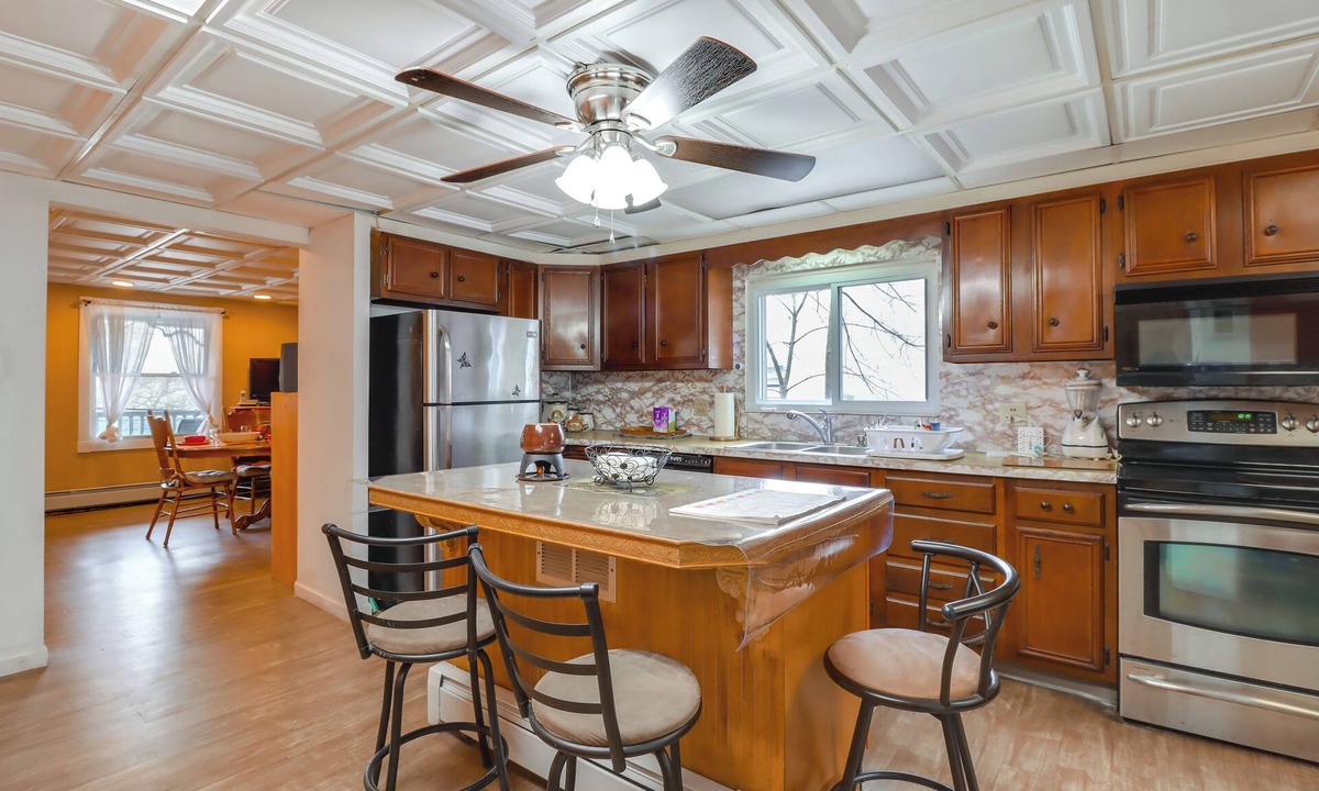 Nesquehoning Apartment | Mtn-view Balcony! Convenient Apt Near Jim Thorpe