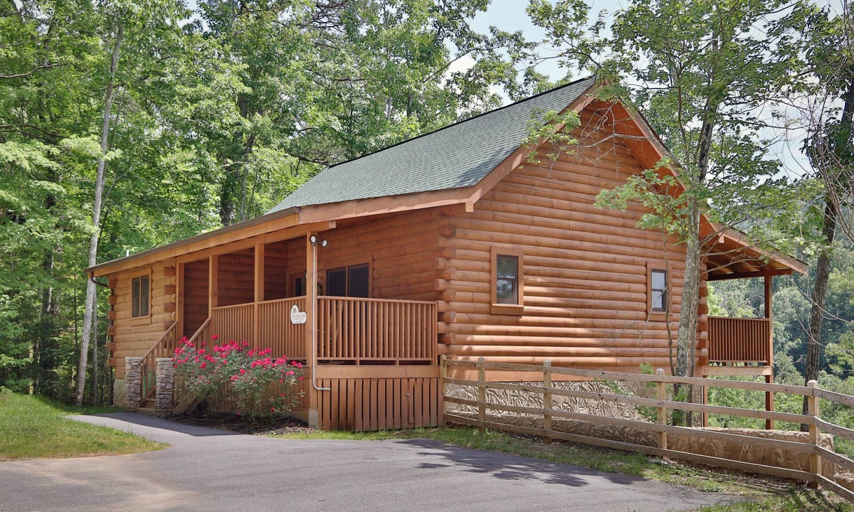 Sevierville Cabin | Mtn Views! Pool Table, Hot Tub, Air Hockey & Free Access to Pool, Golf, Fishing