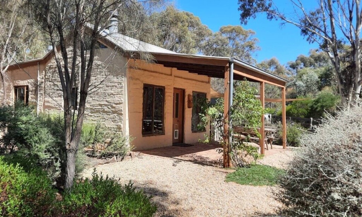Muckleford Cottage | Muckleford Forest Cottage - Quiet bush stay with dam, pizza oven & wood fire