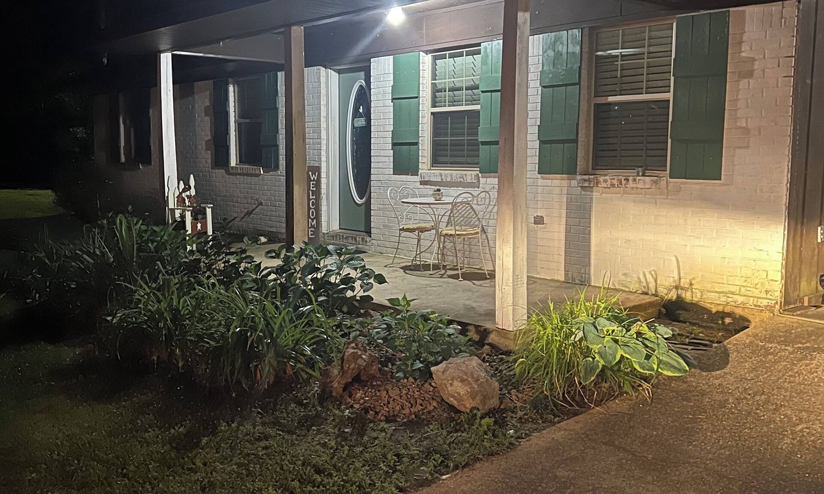 Dennis House | Mud Turtle 🐢 home Dogs stay FREE Large fenced yard! Nestled on 12 wooded acres.