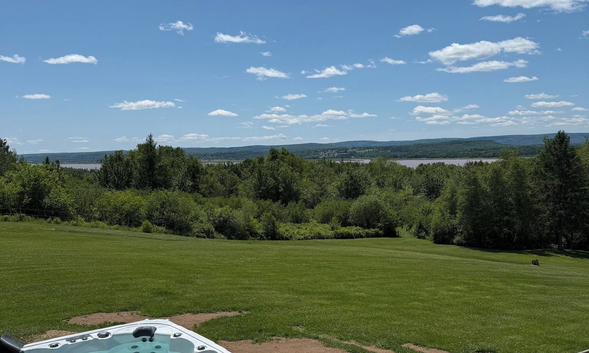 Stoney Creek House | Muddy River Retreat - Private backyard with Hot tub