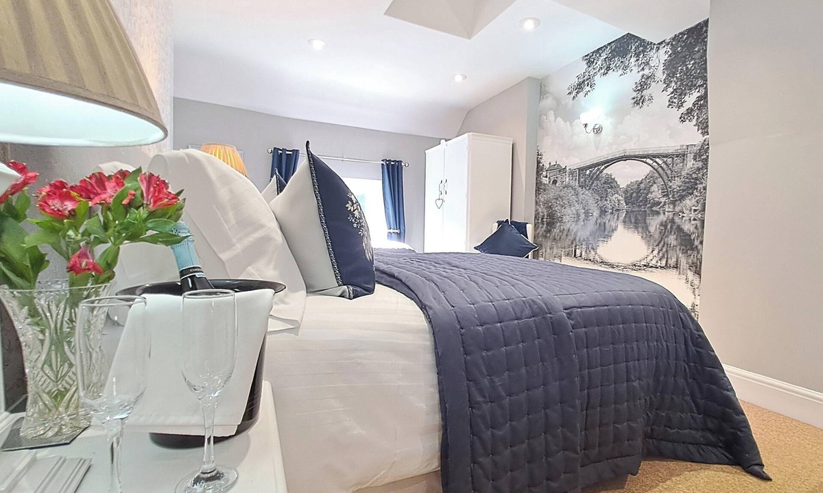 Ironbridge Cottage | Multi Award winning holiday home with a stunning view of the Iron Bridge.