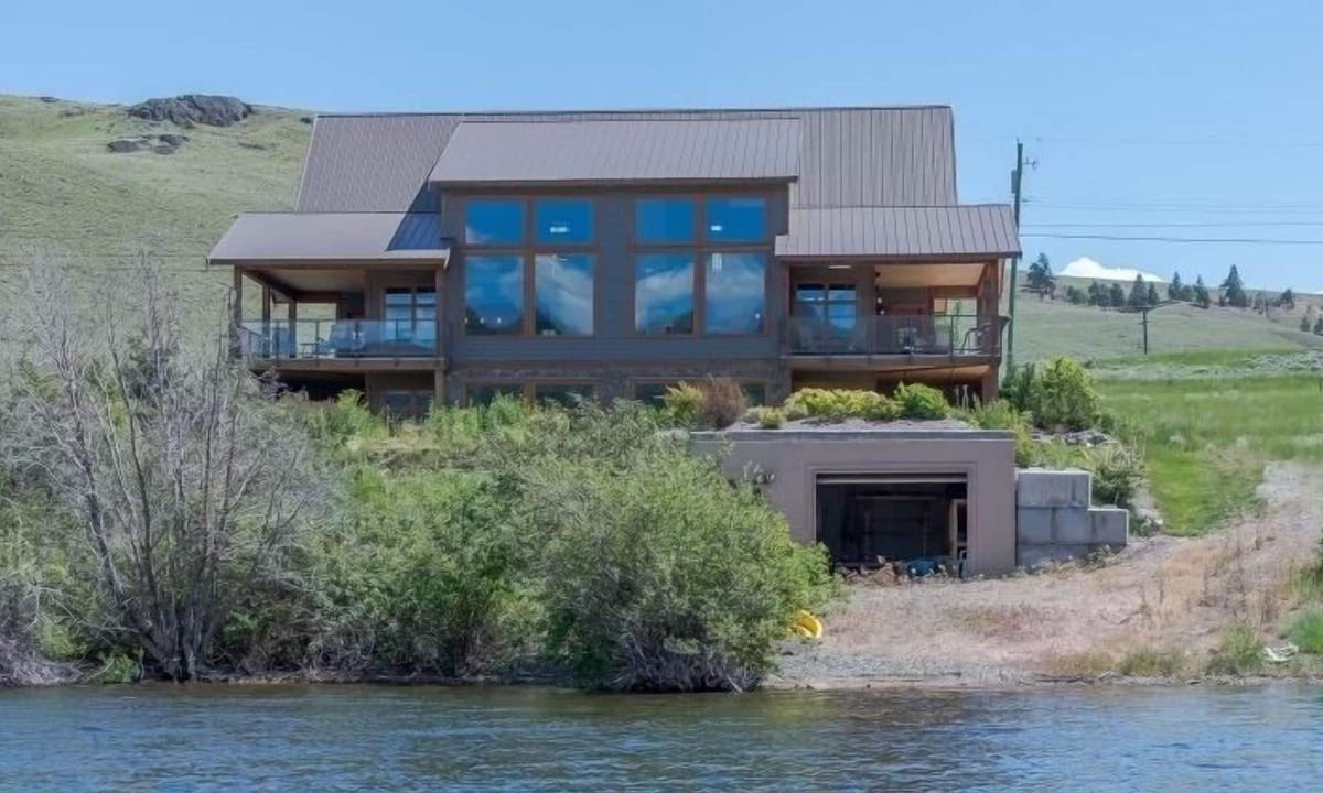 Quilchena House | Multi Family Holiday House or Retreat Facility w/lakefront beach and hot tub