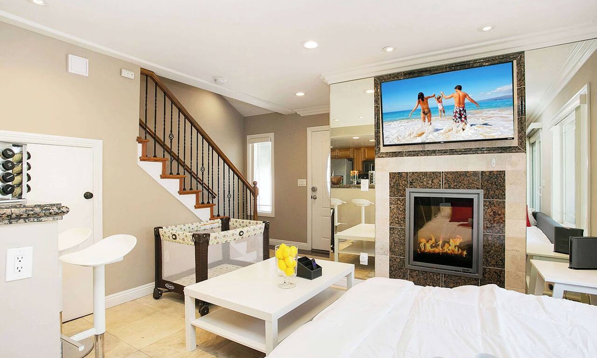 Downtown Condo | Multi-Level 2BR-Fast WiFI-Free Parking!-CM1