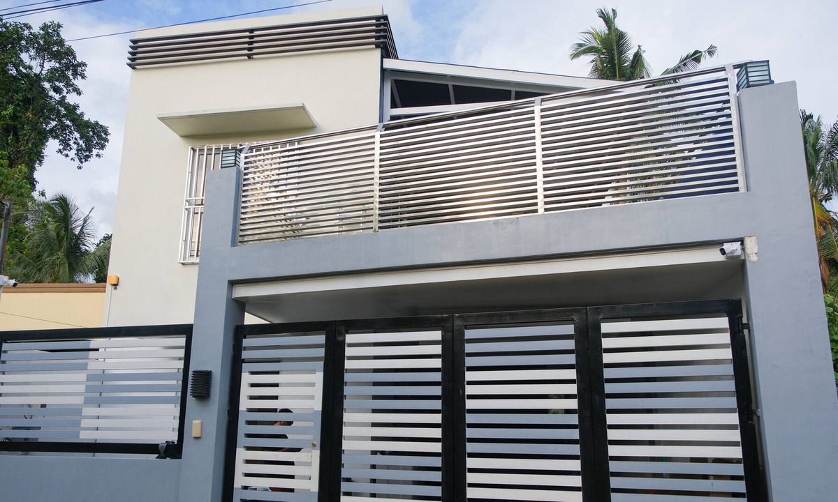 Buhangin House | Multi-level House with a Pool, Near Airport