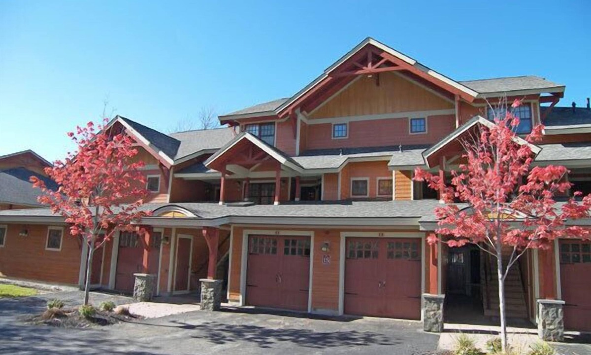 Lincoln House | Multi-level, open-plan, AC/FP, deck, at South Peak, ski shuttle. P003G by LRS