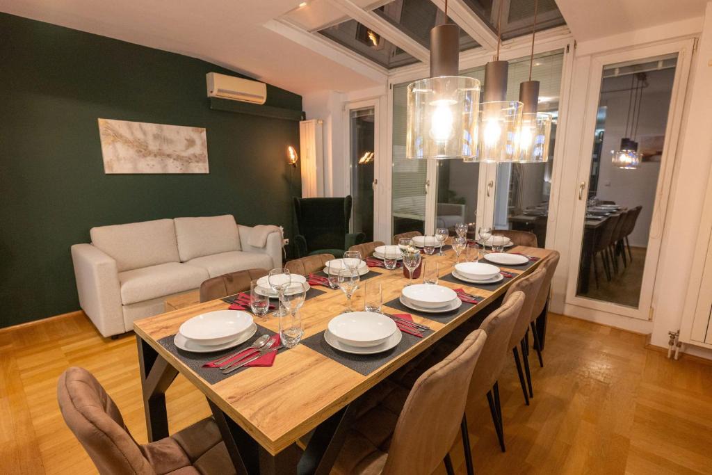 St. Paul Apartment | Munich Large Apartment 145 qm and 5 Bedrooms with Roof Terrace in centrally located 1 to 14 Guests