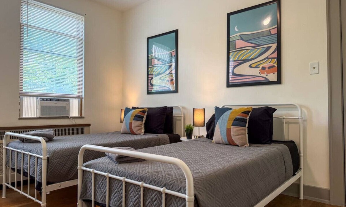 Duquesne House | MUST SEE! Pittsburgh Mansion: 10 Bedrooms, 20 Beds