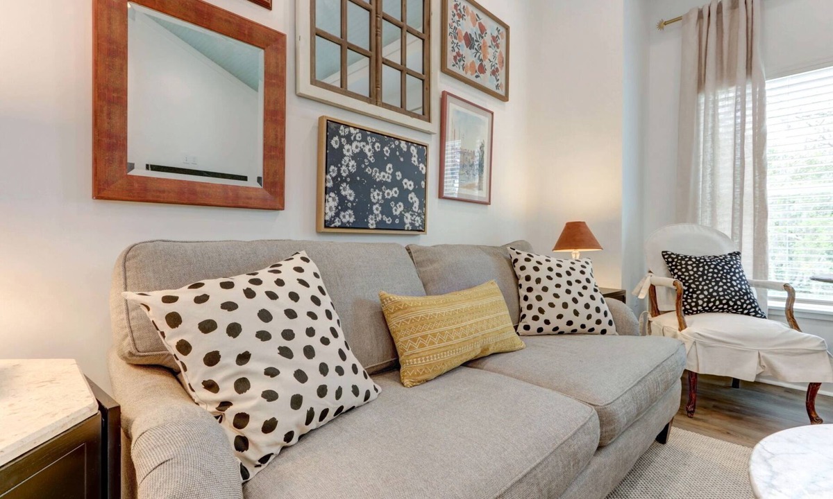 Thunderbolt Cottage | My Sunny Day - Airy Loft W/Mural - 5 Min to SAV By Lucky Savannah